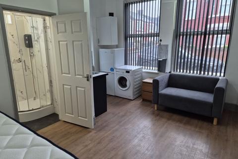 Studio to rent, Freehold Street