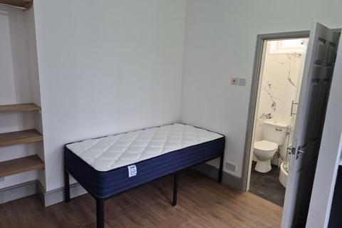 Studio to rent, Freehold Street