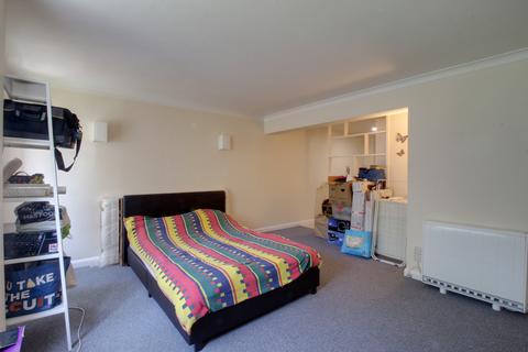 Studio to rent, 65-66 St. Helens Road, Hastings, East Sussex TN34