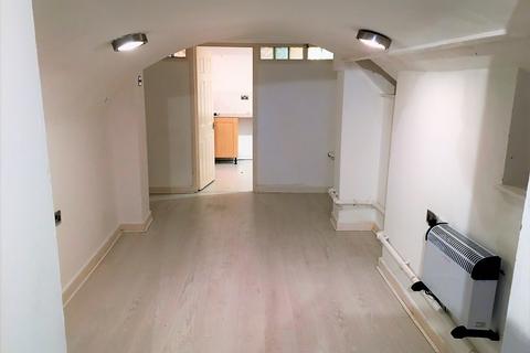 Studio to rent, Flat 3, 9-10 High Street, Lye, DY9 8JT