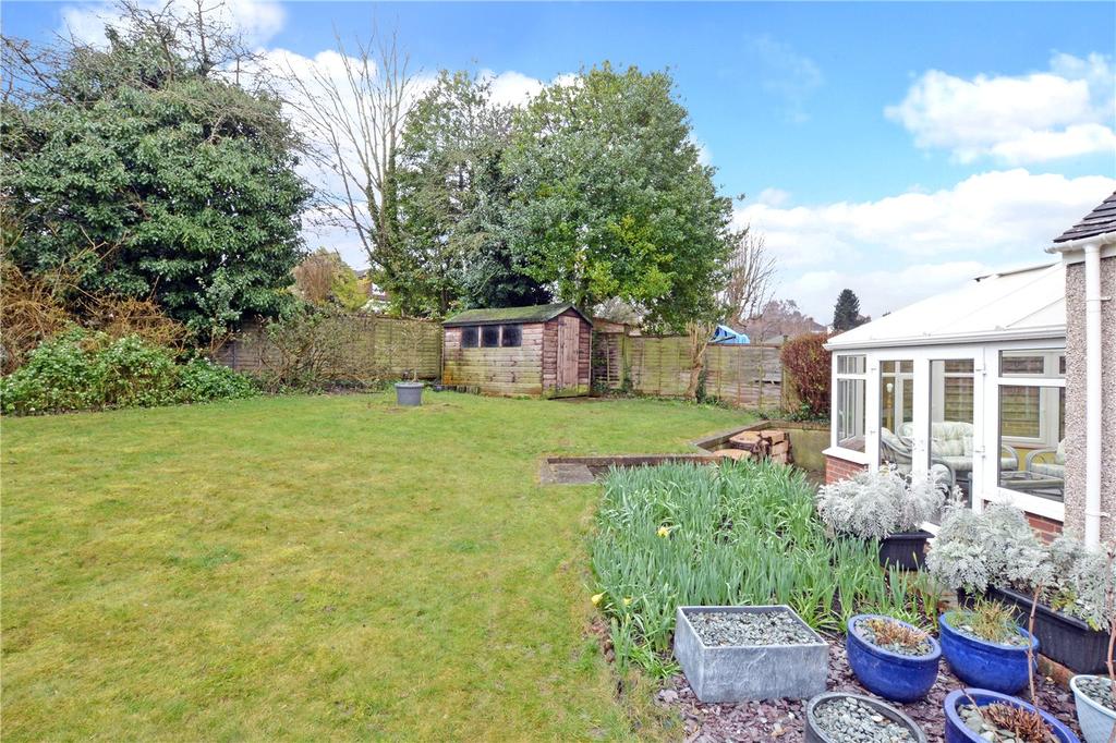 The Oval, Banstead, Surrey, SM7 3 bed semidetached house £525,000