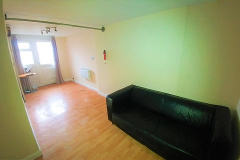 Studio to rent, Flat 2, 9-10 High Street, Lye, Stourbridge, DY9 8JT