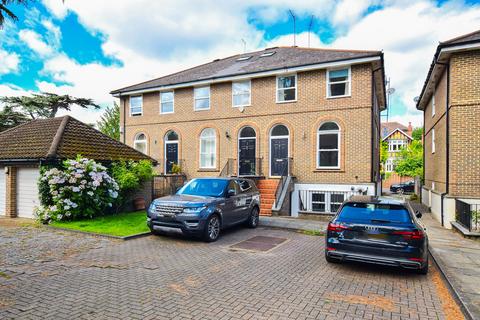4 bedroom semi-detached house to rent, Broadhurst Close