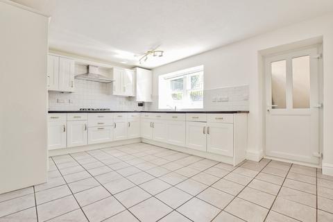4 bedroom semi-detached house to rent, Broadhurst Close