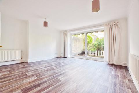 4 bedroom semi-detached house to rent, Broadhurst Close