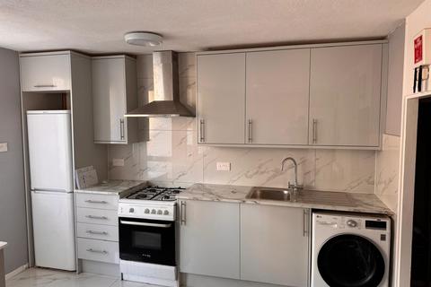 4 bedroom maisonette to rent, Tuffnell Court, Old Ford Road, London, E3