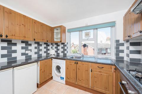 2 bedroom flat to rent, Dingwall Road, Earlsfield, SW18