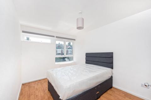 2 bedroom flat to rent, Dingwall Road, Earlsfield, SW18