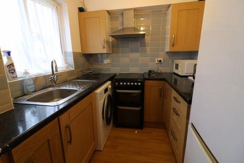 Studio to rent, Spacious Studio Flat with Separate Kitchen To Rent