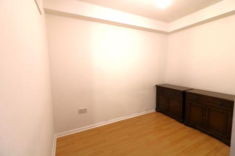 Studio to rent, Spacious Studio Flat with Separate Kitchen To Rent