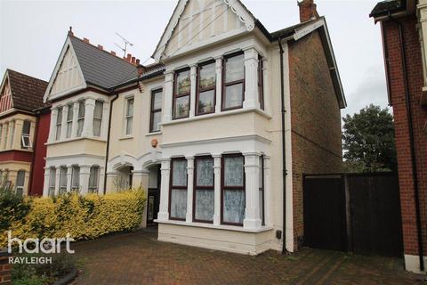 3 bedroom detached house to rent, Valkyrie Road, Westcliffe-on-Sea