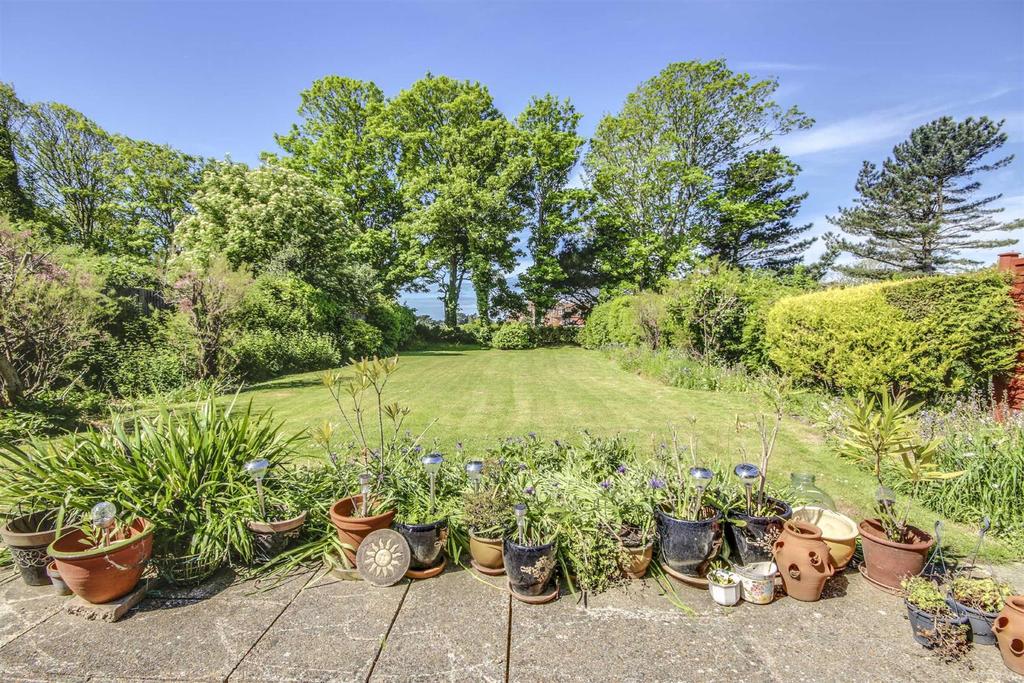 Farm Close, Seaford 3 bed detached bungalow £365,000