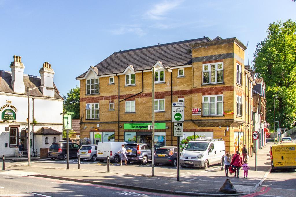 60 Godstone Road, Kenley, Surrey, CR8 5AA 2 bed flat £270,000