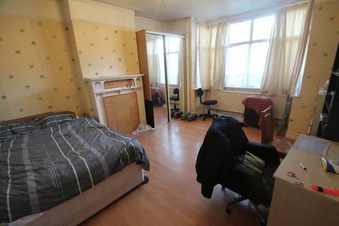 5 bedroom semi-detached house to rent, The Greenway, Uxbridge, UB8
