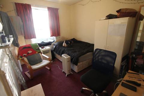 5 bedroom semi-detached house to rent, The Greenway, Uxbridge, UB8