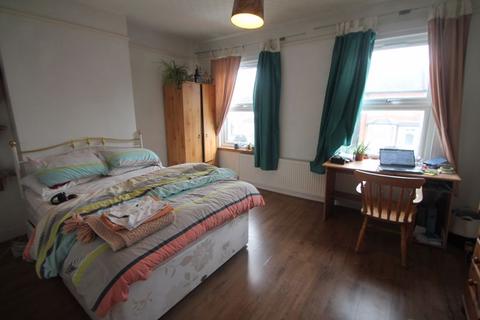 4 bedroom semi-detached house to rent, Bridge Road, Uxbridge, UB8