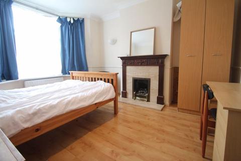 4 bedroom semi-detached house to rent, Walford Road, Uxbridge, UB8