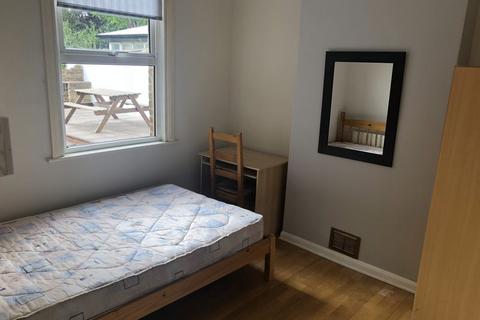 4 bedroom semi-detached house to rent - New Road, Uxbridge, UB8