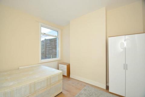 2 bedroom property to rent, Byegrove Road, London SW19