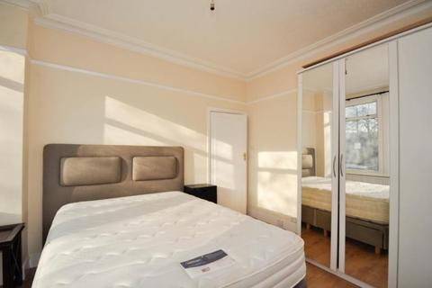 2 bedroom property to rent, Byegrove Road, London SW19