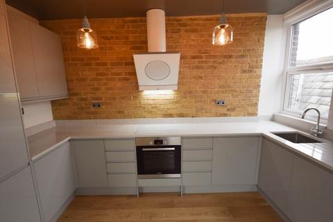 3 bedroom flat to rent, Robinson Road, London SW17