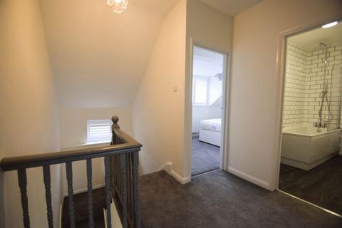 3 bedroom flat to rent, Robinson Road, London SW17