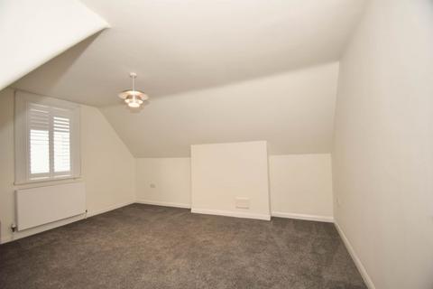 3 bedroom flat to rent, Robinson Road, London SW17