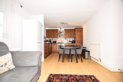 2 bedroom flat to rent, Dreadnought Close, London SW19