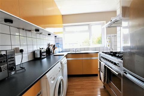 2 bedroom flat to rent, The Glade, Southgate N21