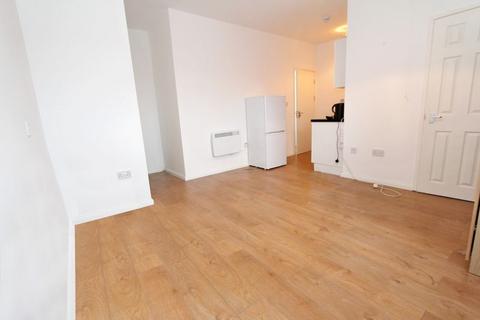 Studio to rent, High Road, Finchley N12