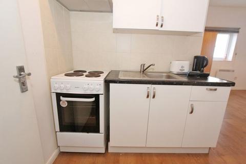 Studio to rent, High Road, Finchley N12