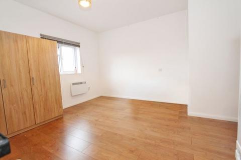 Studio to rent, High Road, Finchley N12