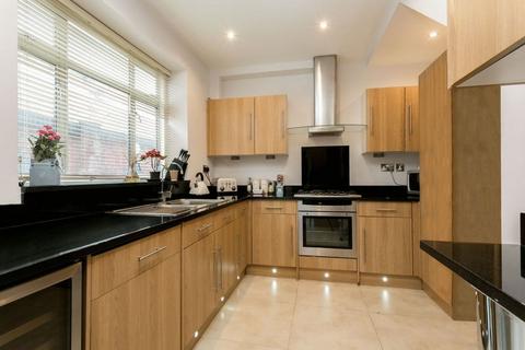 4 bedroom semi-detached house to rent, Bourne Avenue, Southgate N14