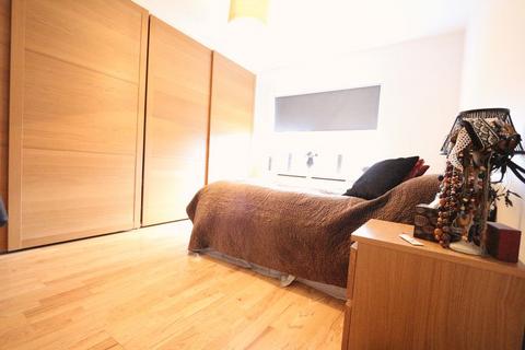 2 bedroom flat to rent, The Green, Winchmore Hill N21