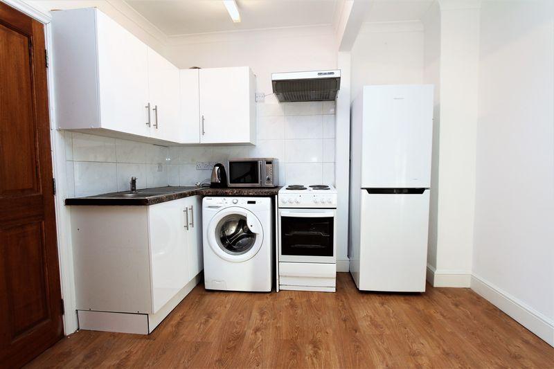 Summers Lane, Finchley N12 2 bed flat £1,100 pcm (£254 pw)
