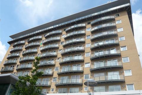 2 bedroom flat to rent, Hamlyn House, Feltham
