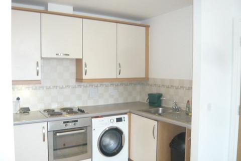 2 bedroom flat to rent, Hamlyn House, Feltham
