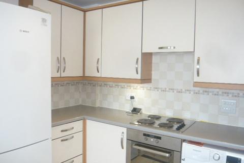 2 bedroom flat to rent, Hamlyn House, Feltham