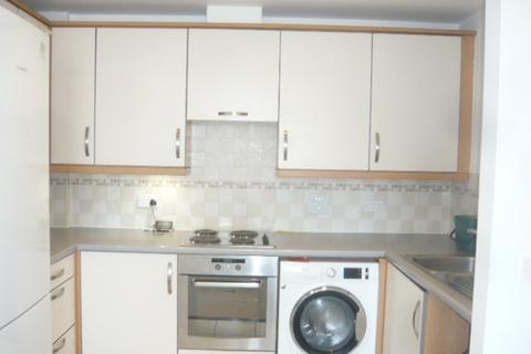 2 bedroom flat to rent, Hamlyn House, Feltham