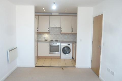 2 bedroom flat to rent, Hamlyn House, Feltham