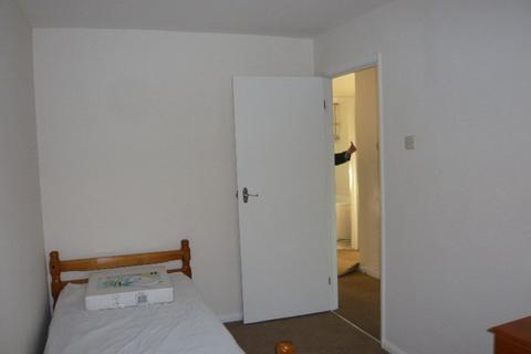2 bedroom maisonette to rent, Vineyard Road, Feltham