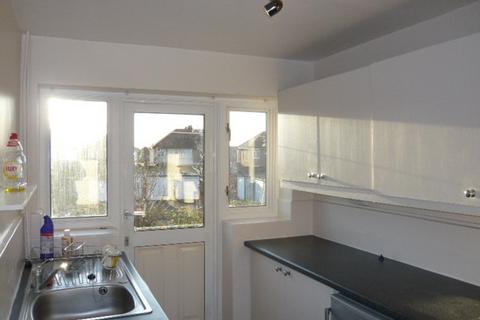 2 bedroom maisonette to rent, Vineyard Road, Feltham