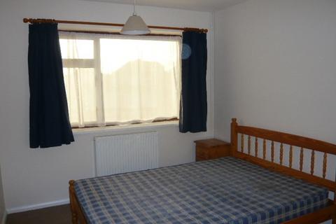 2 bedroom maisonette to rent, Vineyard Road, Feltham