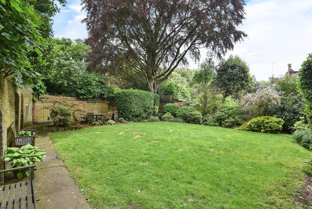 Cholmeley Court, Southwood Lane, Highgate, London, N6 2 bed flat - £725,000