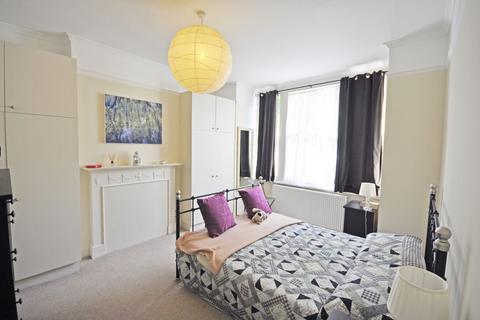 2 bedroom flat to rent, Lyric Road, Barnes, SW13