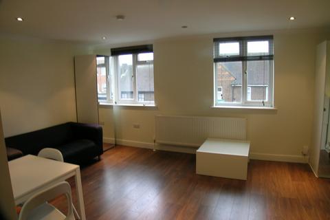 Studio to rent, Rayners Lane, Harrow