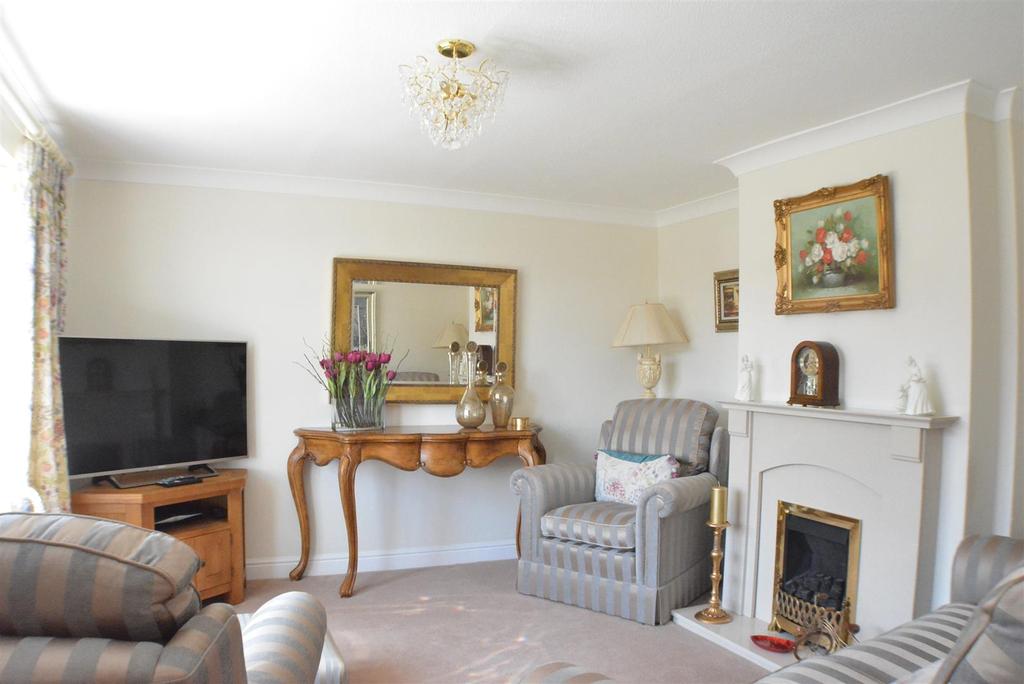 Carter Lane, Shirebrook, Mansfield 2 bed semidetached house £109,950