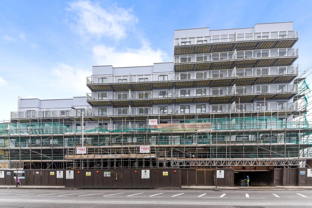 Carlton House, High Street, Ilford IG1 2 bed flat £315,000