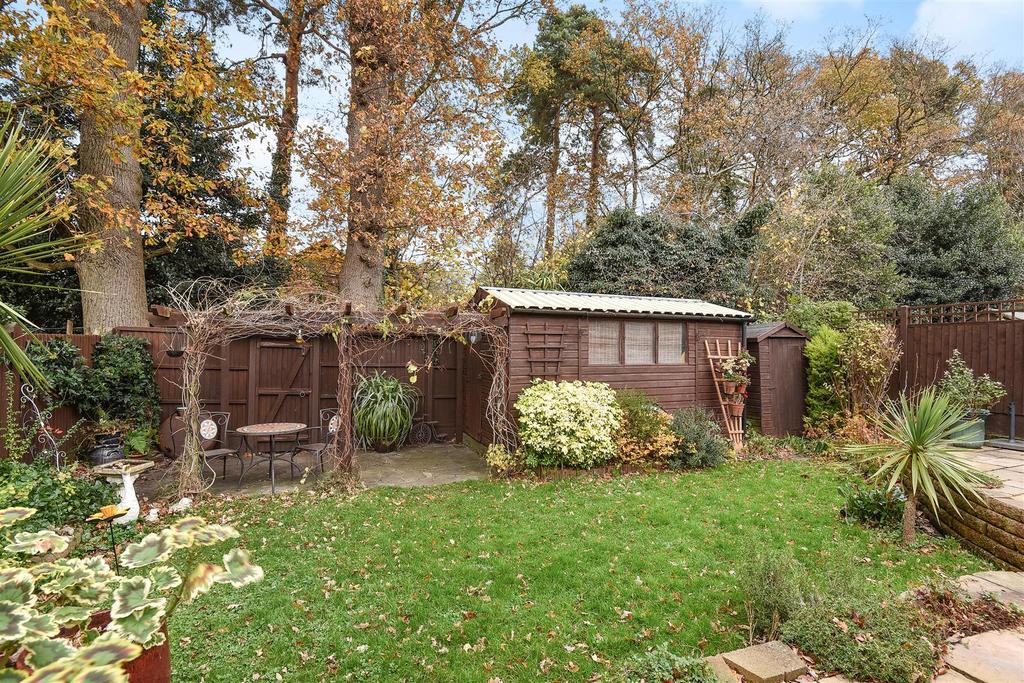 Pensford Close, Crowthorne, Berkshire RG45 6QR 2 bed semidetached