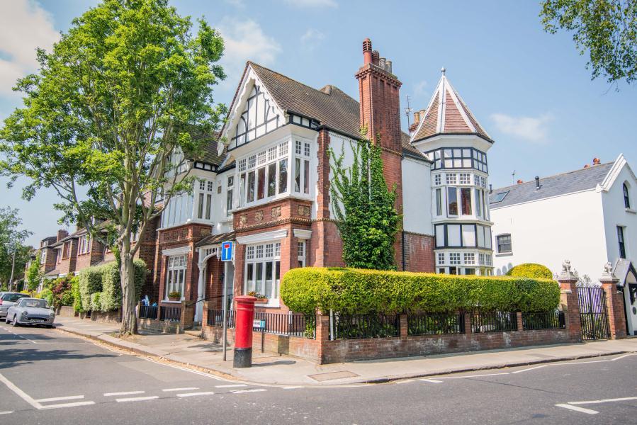 Brookwood Avenue, Barnes, SW13 5 bed house £1,950,000